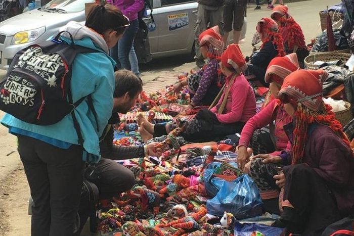 De jolis souvenirs au marché de Cao Son