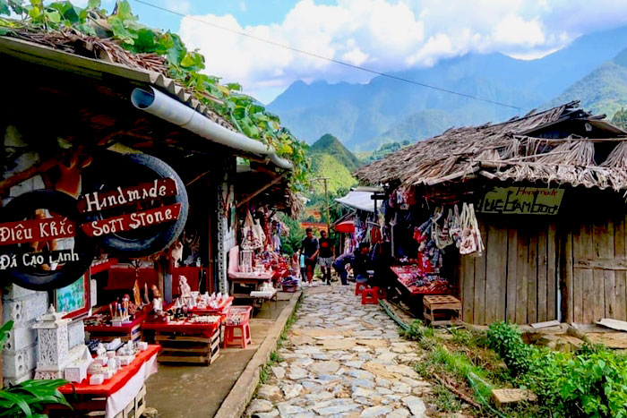 La route pavée au village de Cat Cat