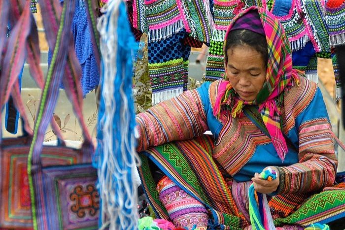 Stand de produits en brocart au marché de Coc Ly Bac Ha