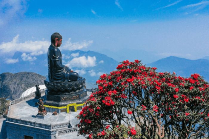 Pagode sacrée au sommet de la montagne Fansipan