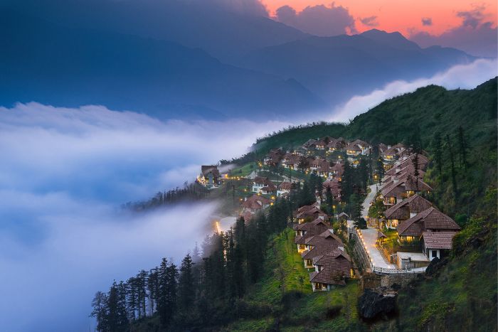 Ville De Mont face aux montagnes