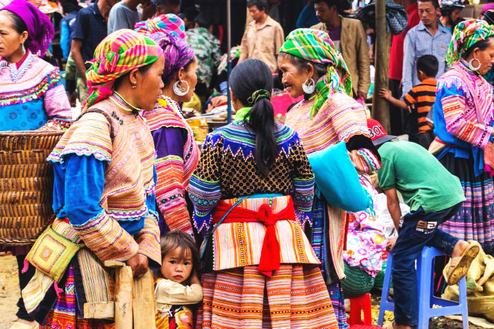 Femmes des ethnies Hmong, Phu La et Dao