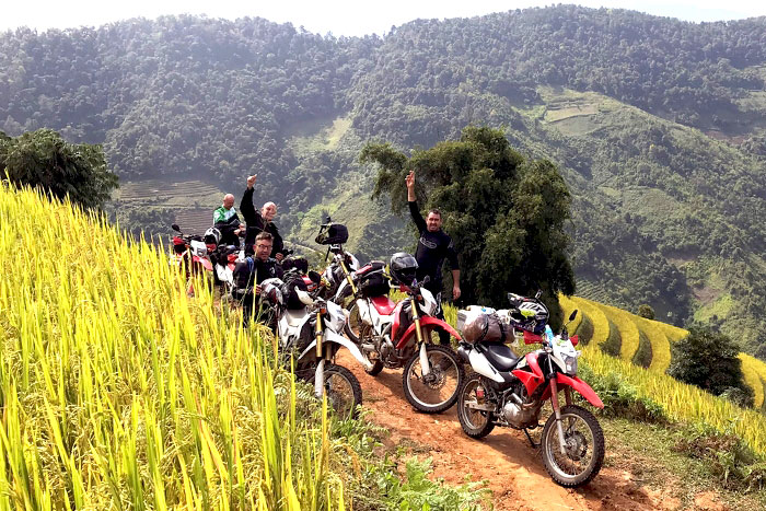 Se rendre au marché de Bac Ha en moto