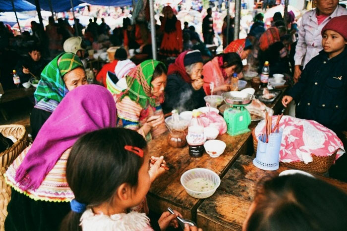 Explorez la cuisine du marché ethnique de Bac Ha Vietnam