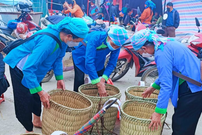 Les ethnies au marché de Châu à Sapa