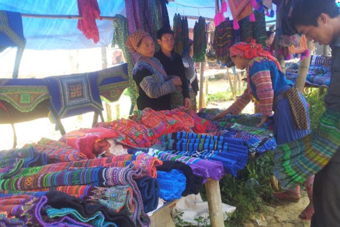 Stand de tissus brodés au marché de Châu à Sapa