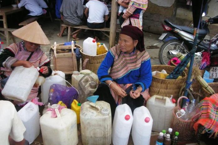 Alcools traditionnels au marché de Lung Khau Nhin