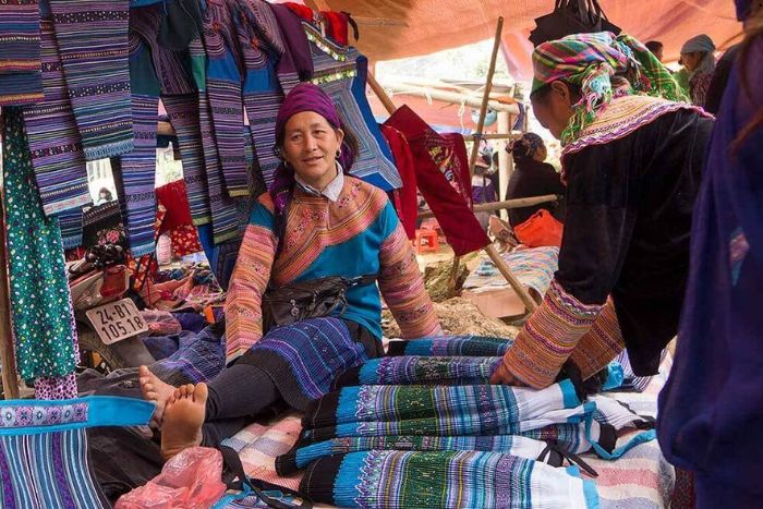 Produits textiles traditionnels au marché de Lung Khau Nhin