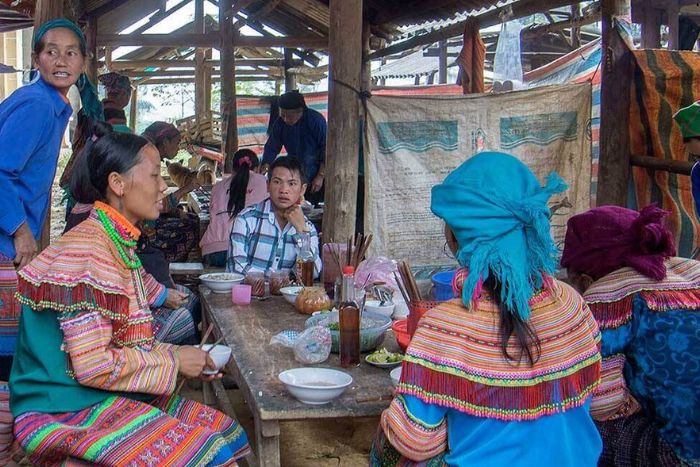 Coin gastronomique au marché de Lung Khau Nhin