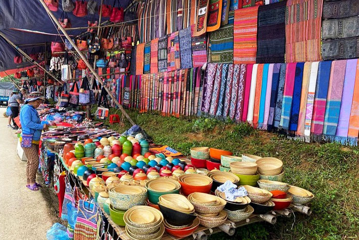 Vente de produits artisanaux colorés au marché de Can Cau