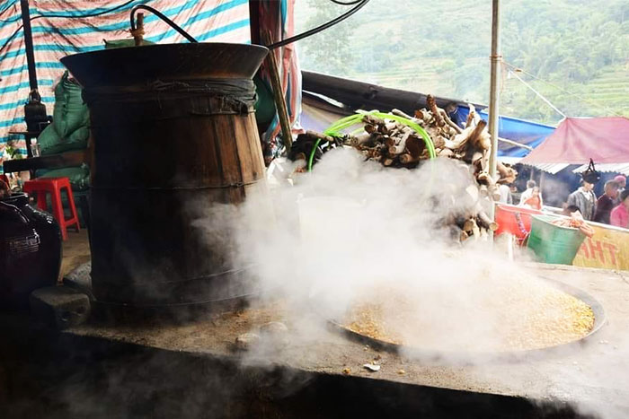 Un pot d'alcool fumant le matin au marché de Can Cau