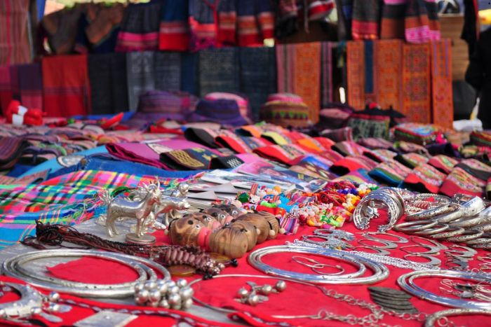 Produits aux motifs traditionnels au marché ethnique de Bac Ha