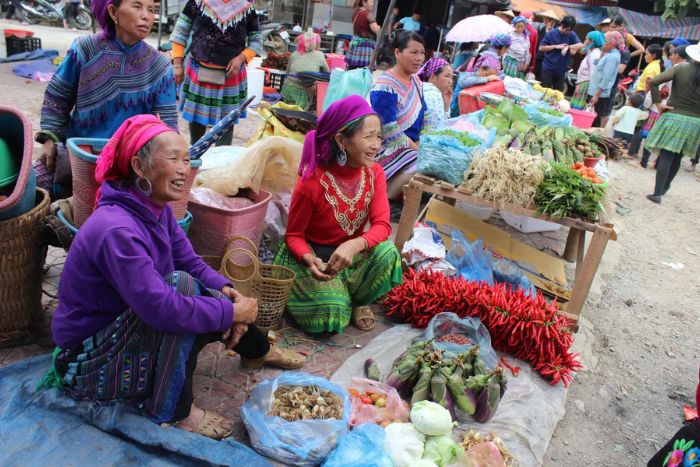 Zone de produits agricoles au marché ethnique de Lung Phinh