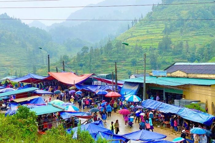  Panorama du marché ethnique de Muong Hum d'en haut