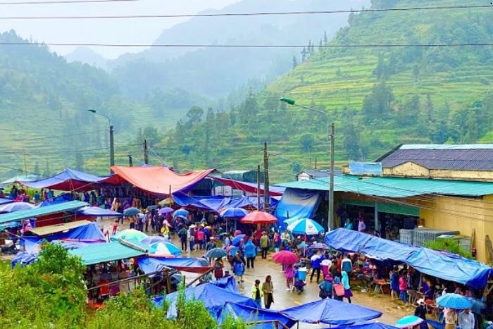  Panorama du marché ethnique de Muong Hum d'en haut
