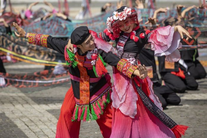 Chants d'amour entre couples au marché de l'amour de Sapa