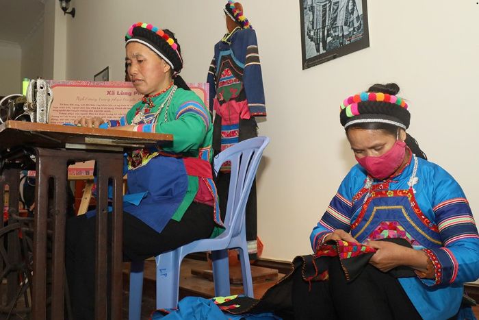 Les femmes Phu La de la commune de Lung Phinh, Bac Ha, ont préservé l'artisanat de la couture de costumes traditionnels