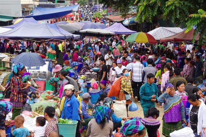 Midi est le moment où le marché de Sin Cheng est le plus fréquenté