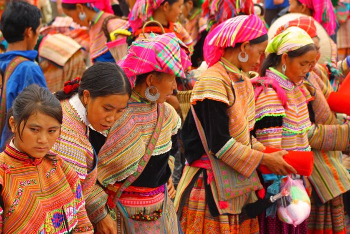 Ethnies colorées au marché à Y Linh Ho Sapa