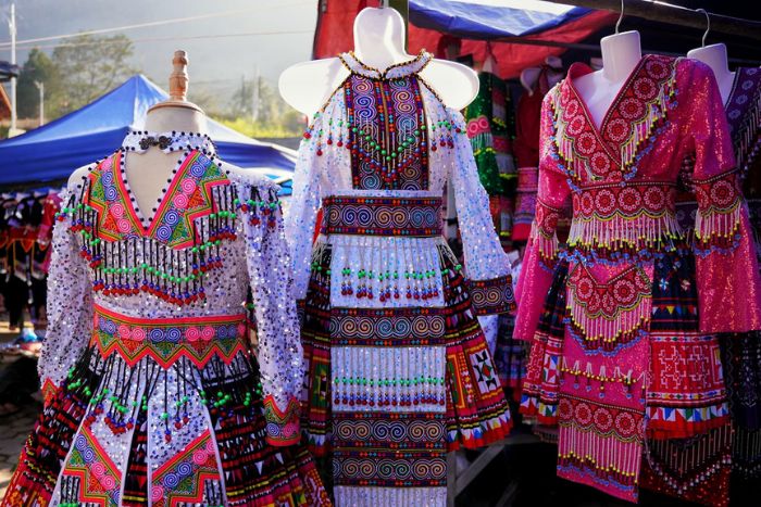 Stand de vêtements traditionnels au marché d’Y Ty