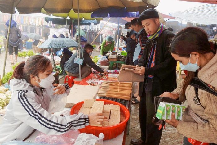 Ambiance commerçante animée au marché d’Y Ty Sapa