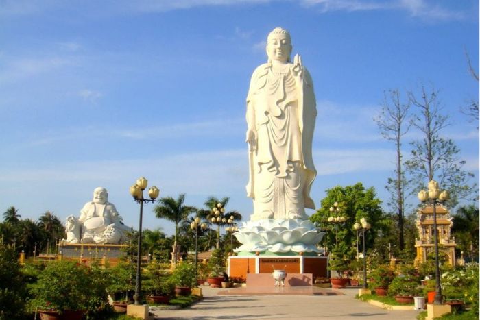 Un Bouddha debout serein à la pagode Vinh Trang