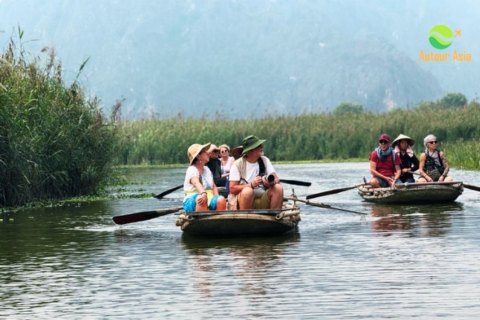 Explorer Ninh Binh en barque en novembre
