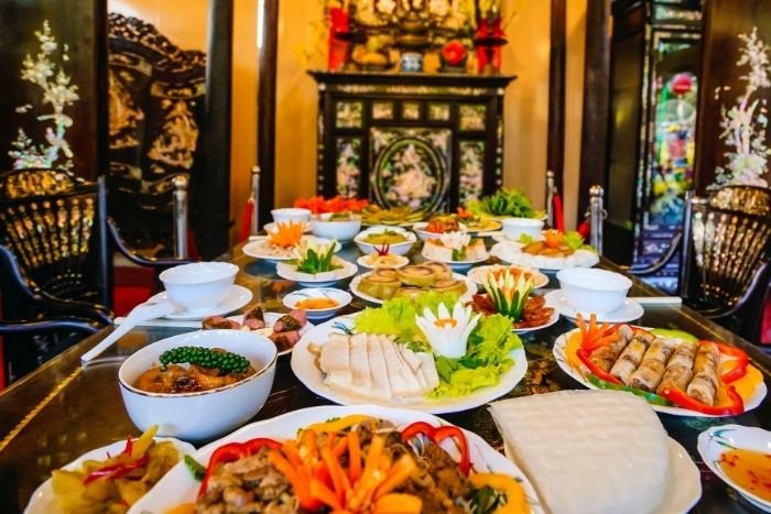 Un repas de fête permet aux voyageurs de découvrir les saveurs associées au Nouvel An vietnamien