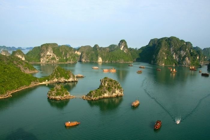 Les croisières dans la baie d’Halong combinent généralement navigation, découverte de grottes et activités nautiques