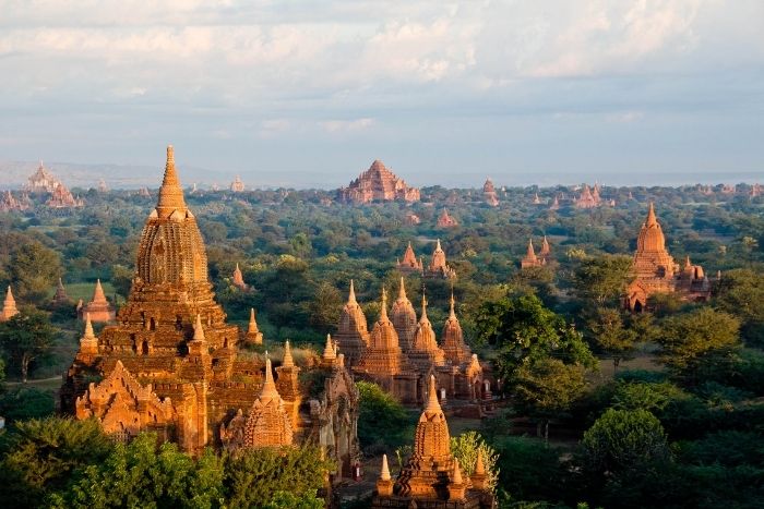 Les temples de Bagan en juin sont entour&eacute;s de paysages luxuriants