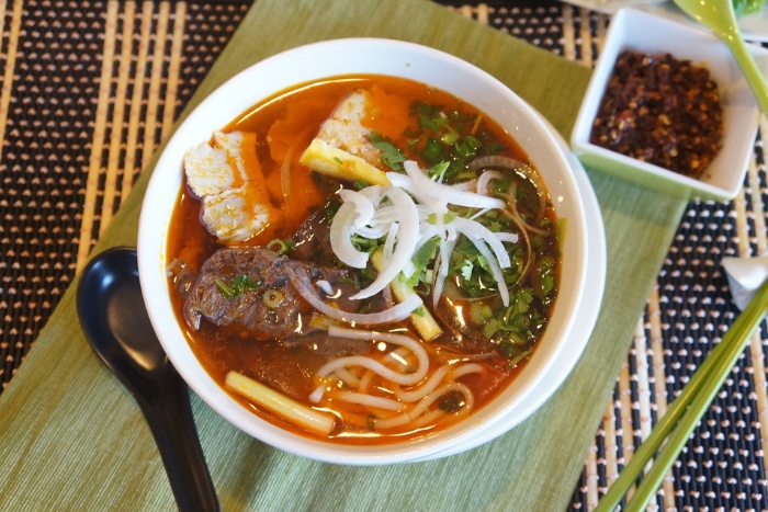 Que manger pour petit déjeuner au Vietnam ? Essayez le bún bò Huế traditionnel