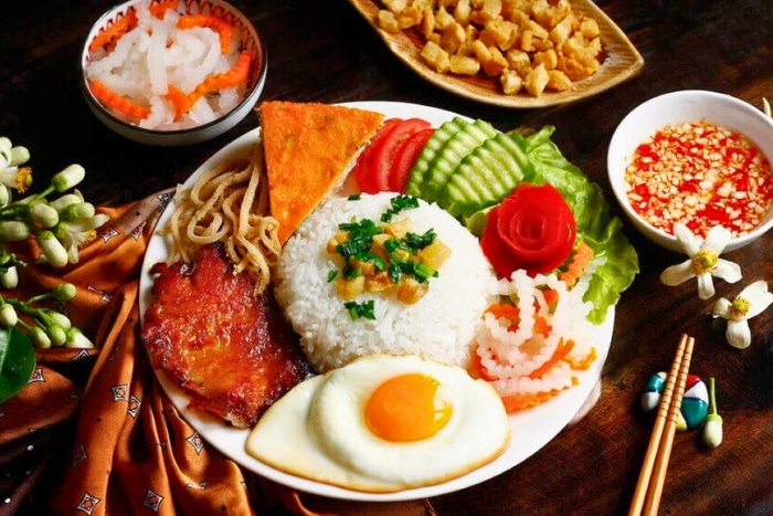 Délicieux Cơm Tấm, parfait pour un budget voyage Vietnam 10 jours