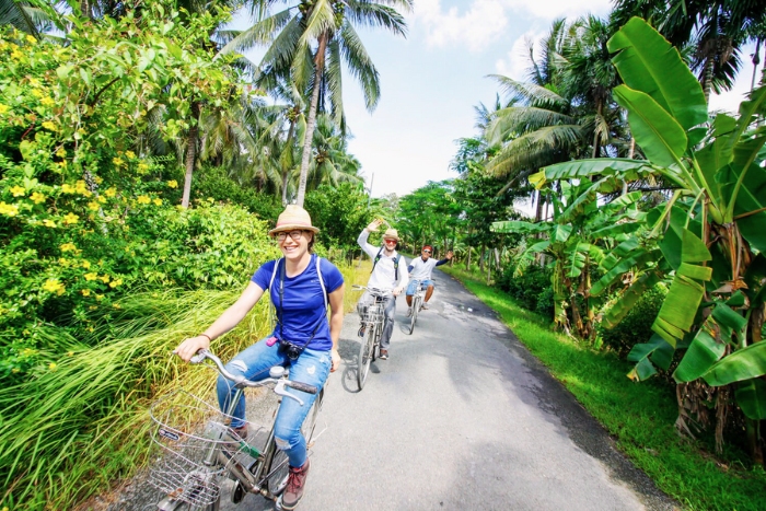 Promenade joyeuse à vélo entre palmiers et rizières