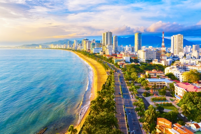 Nha Trang rayonne entre mer bleue et ciel doré