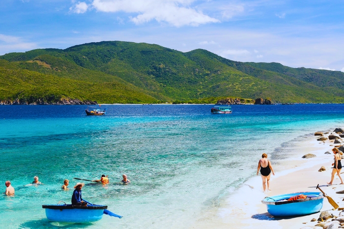 Nager à Bai Tranh sous le soleil et la mer bleue