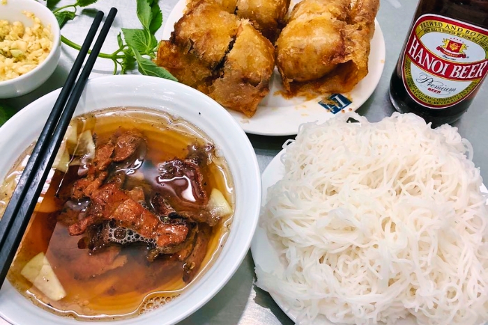 Savourer le célèbre Combo Obama au Bún Chả Hương Liên
