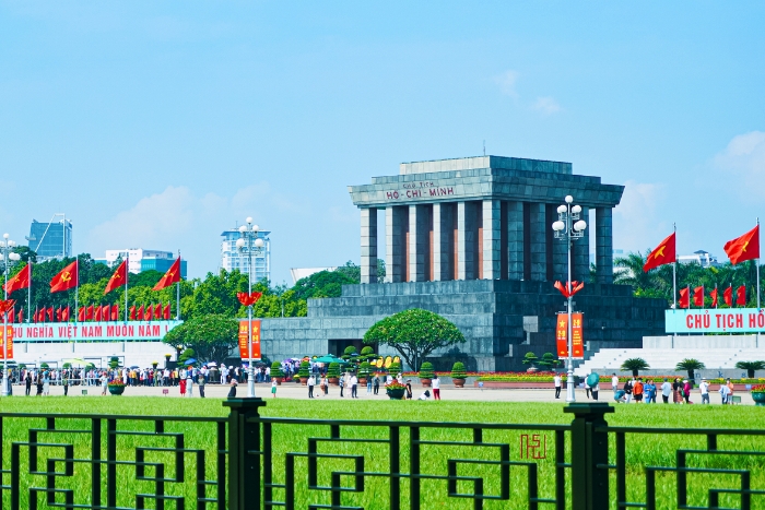 Le mausolée d’Ho Chi Minh majestueux sur la place Ba Dinh