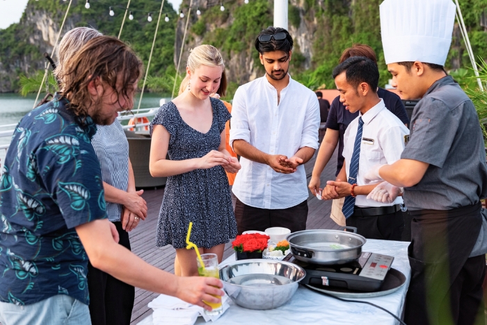 Cours de cuisine à bord, moment unique du budget voyage Vietnam 10 jours
