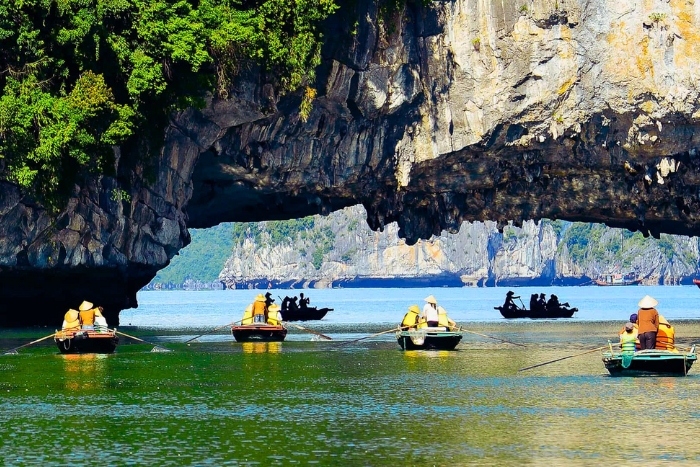 La grotte de Luon, joyau tranquille au cœur de la baie