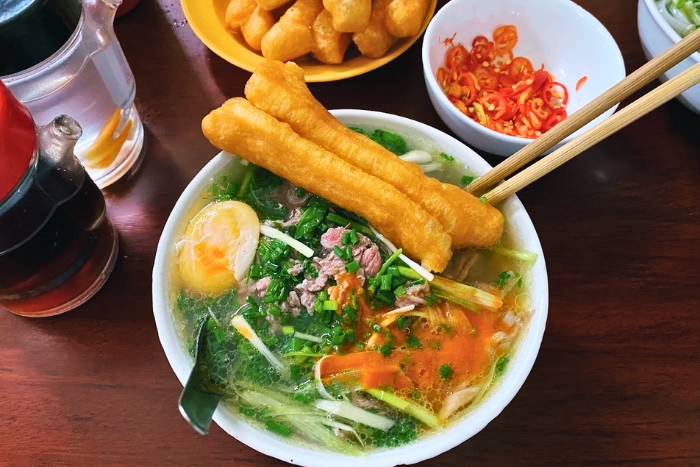 Un bol de phở bò, symbole du prix voyage Vietnam 10 jours