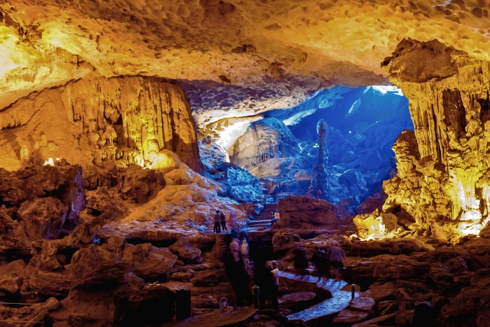 La grotte de Sung Sot illuminée par la lumière du matin