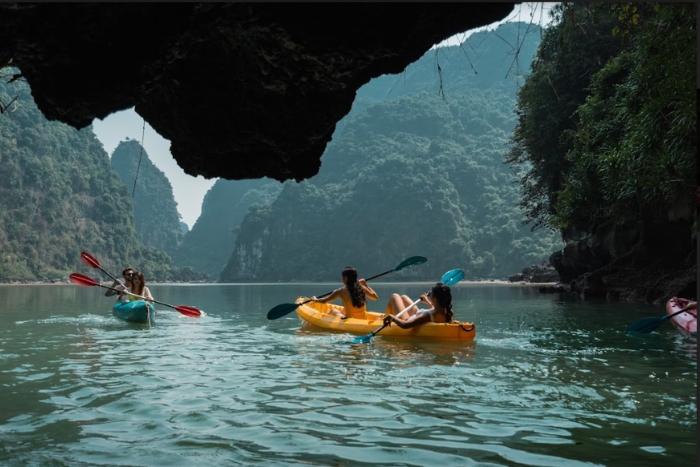 Balade en kayak dans la baie d'Ha Long