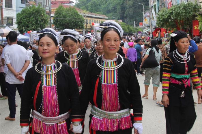 Ethnie San Chi au marché d'amour de Phong Luu Bao Lac à Cao Bang