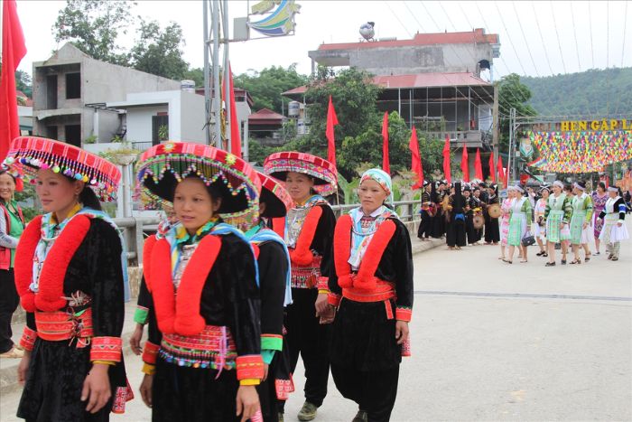 Des groupes ethniques en costumes traditionnels colorés vont au marché marché d'amour de Phong Luu Bao Lac à Cao Bang