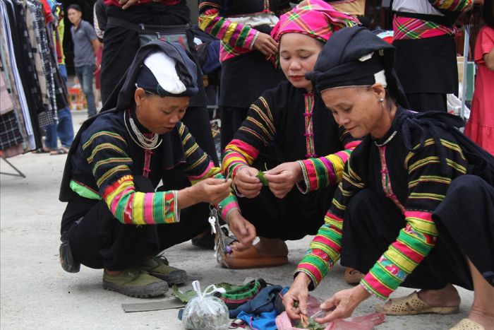 Le marché d'amour de Phong Luu Bao Lac à Cao Bang est aussi l'occasion pour les habitants de retrouver leurs amis après près de 5 mois