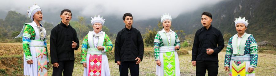 Les jeunes Hmong chantent des chansons amoureuses au marché d’amour de Phong Luu Bao Lac Cao Bang