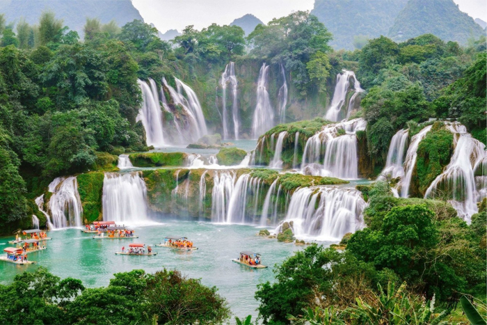 Faire une excursion en bateau à la cascade de Ban Gioc