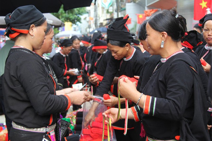 Le costume traditionnel des femmes San Chi à Cao Bang