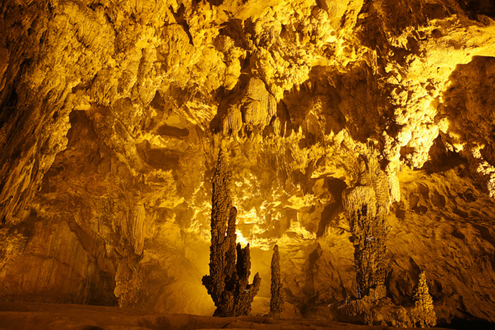 Un système unique de stalactites dans la grotte de Nguom Ngao