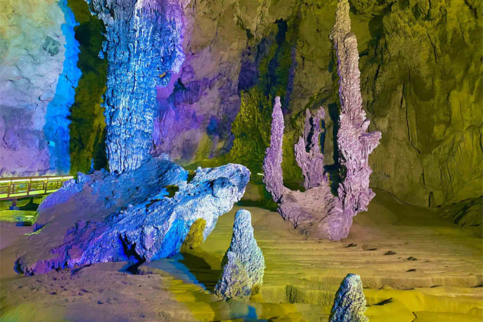 La coloration unique des stalactites de la grotte de Nguom Ngao